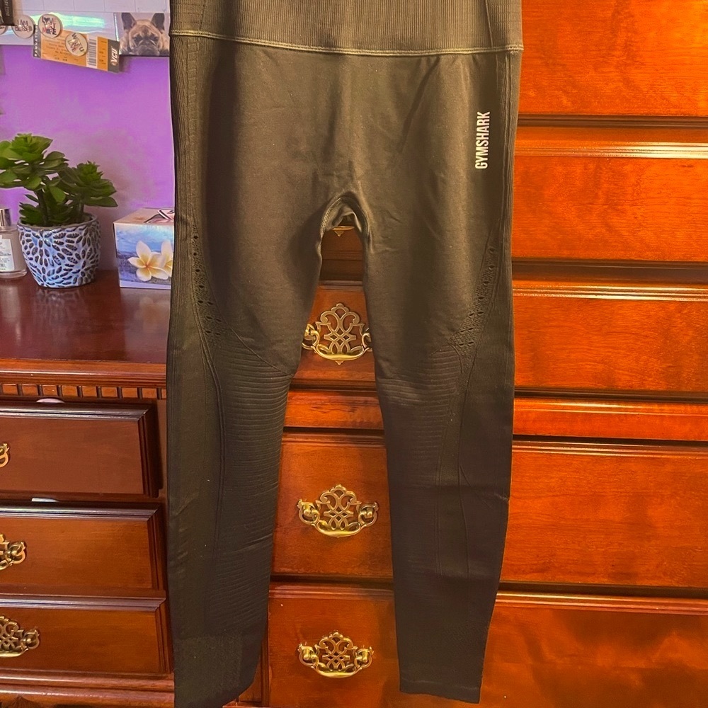 GymShark High Waist Energy Seamless Leggings. Beautiful detail & flattering!